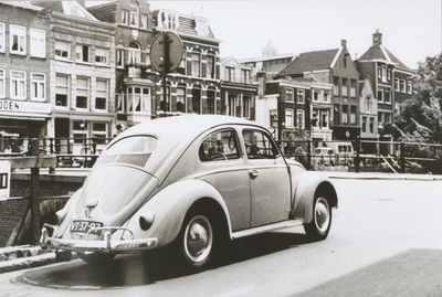 874869 Afbeelding van de Volkswagen Kever van de vertegenwoordiger van de drankenhandel / limonadefabriek J.M. van ...